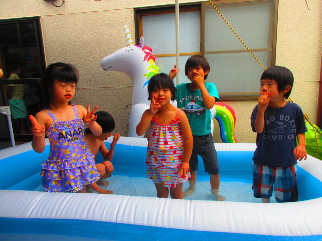合同レク「水遊び」の様子