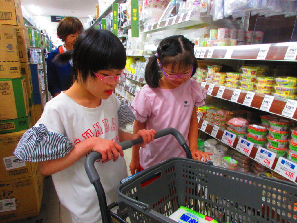お買い物レクの様子