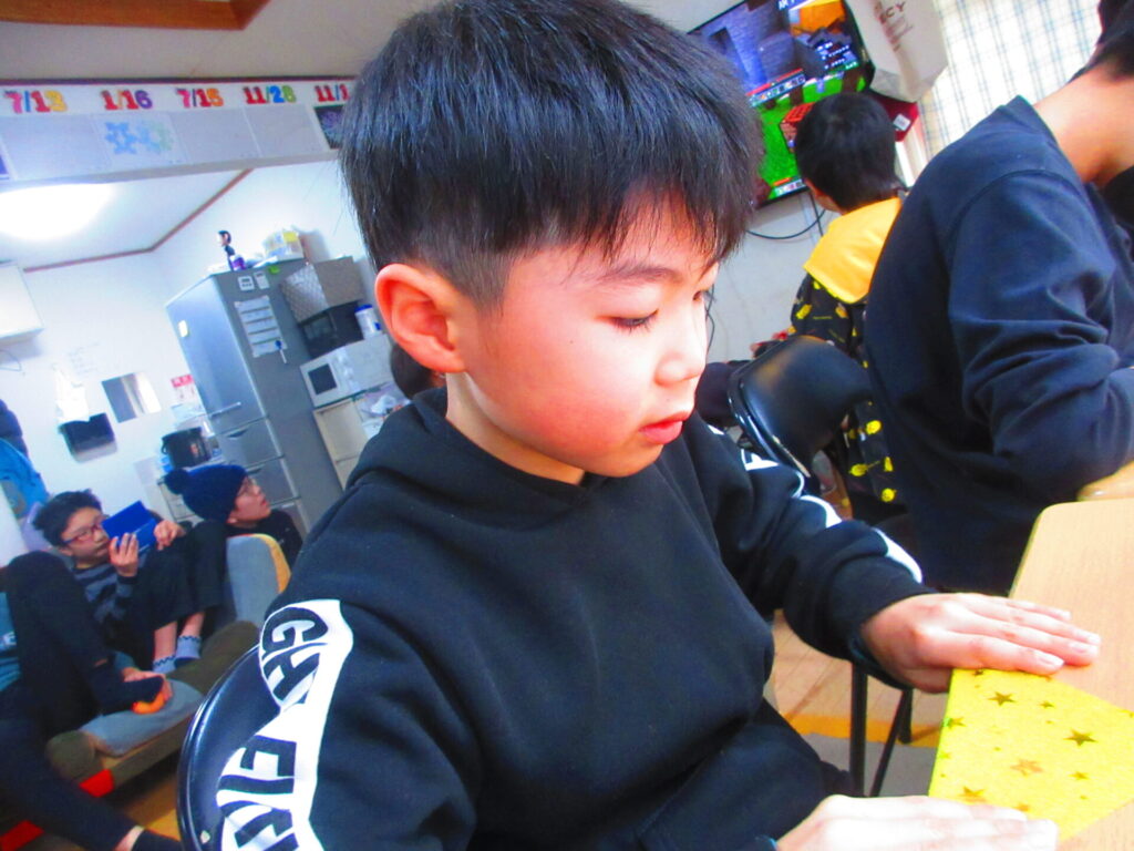 折って切る雪の結晶制作の様子