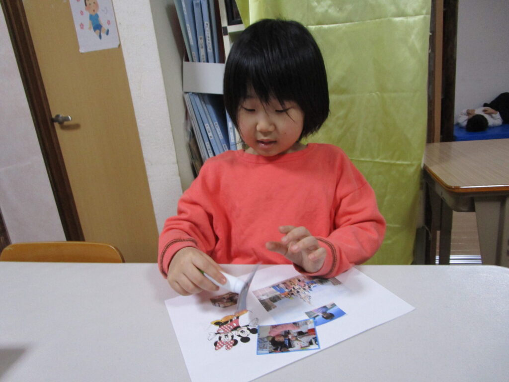 制作活動「メモリアルコラージュ」の様子