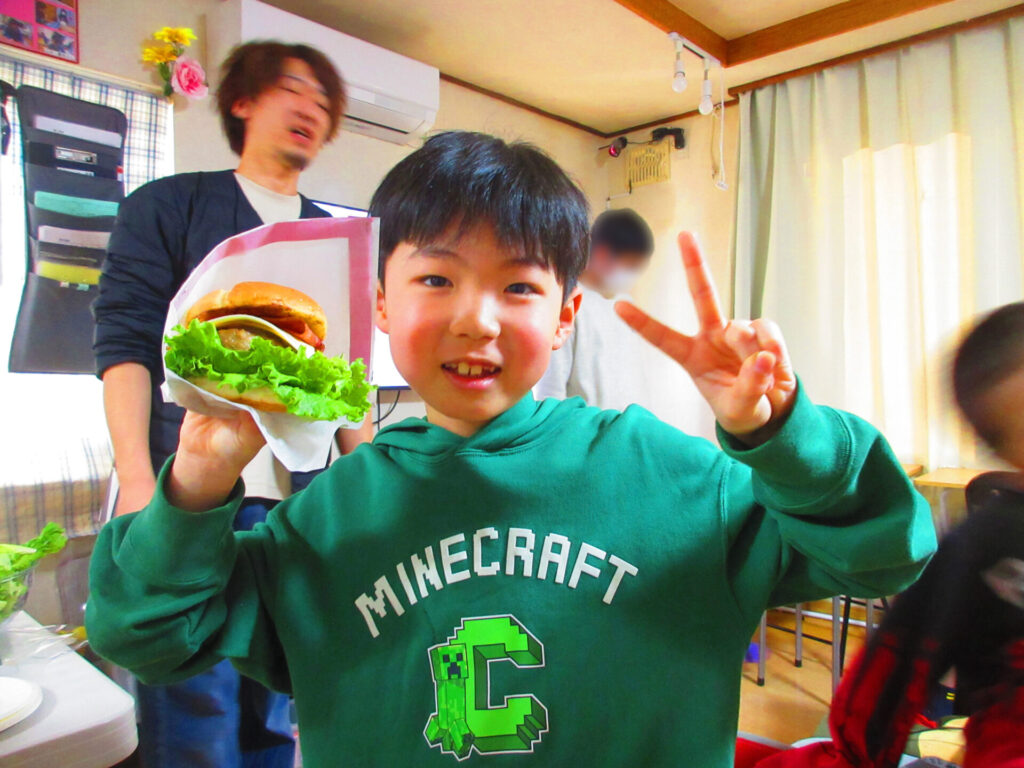 『お誕生会＆オリジナルバーガーを作ろう!!』の様子