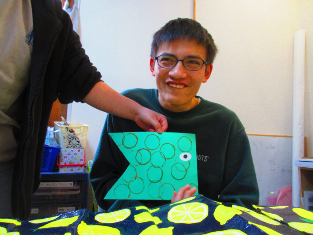 制作活動『丸スタンプアート』の様子
