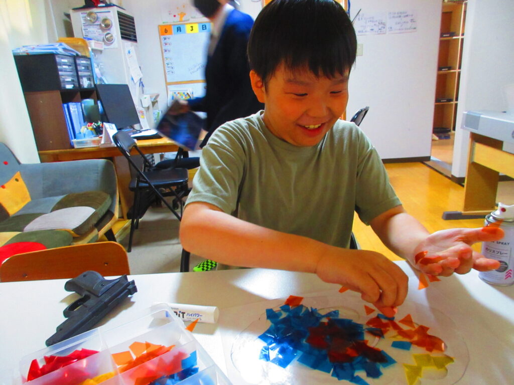 制作活動『カラーセロハンでつくろう』の様子