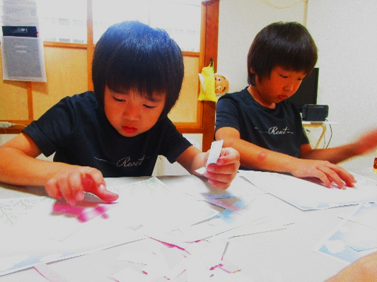 制作『折り紙で作ろうコスモス』の様子